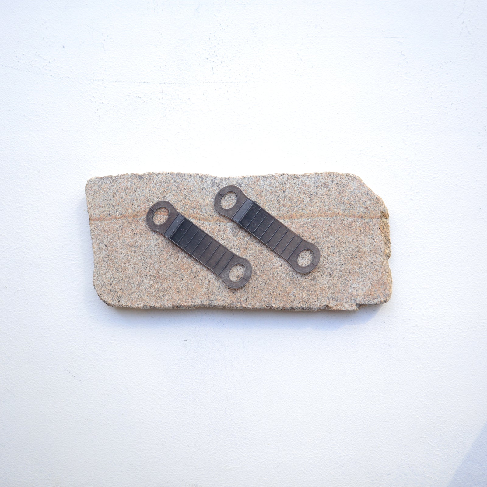 100個セット】すべり止め（2つ穴/山型）黒 – chanacompany